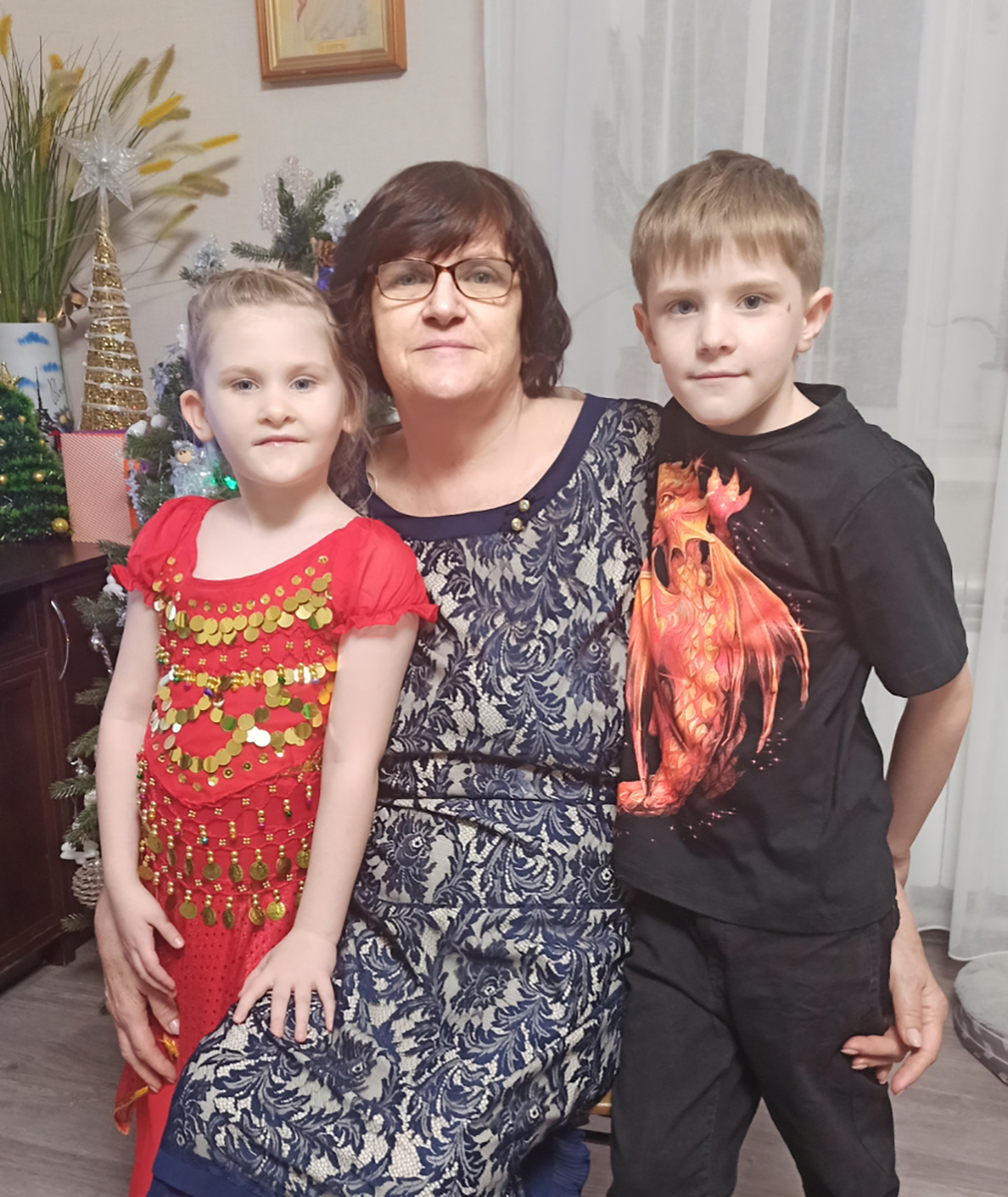 Раиса Николаевна Соколова с внуками.