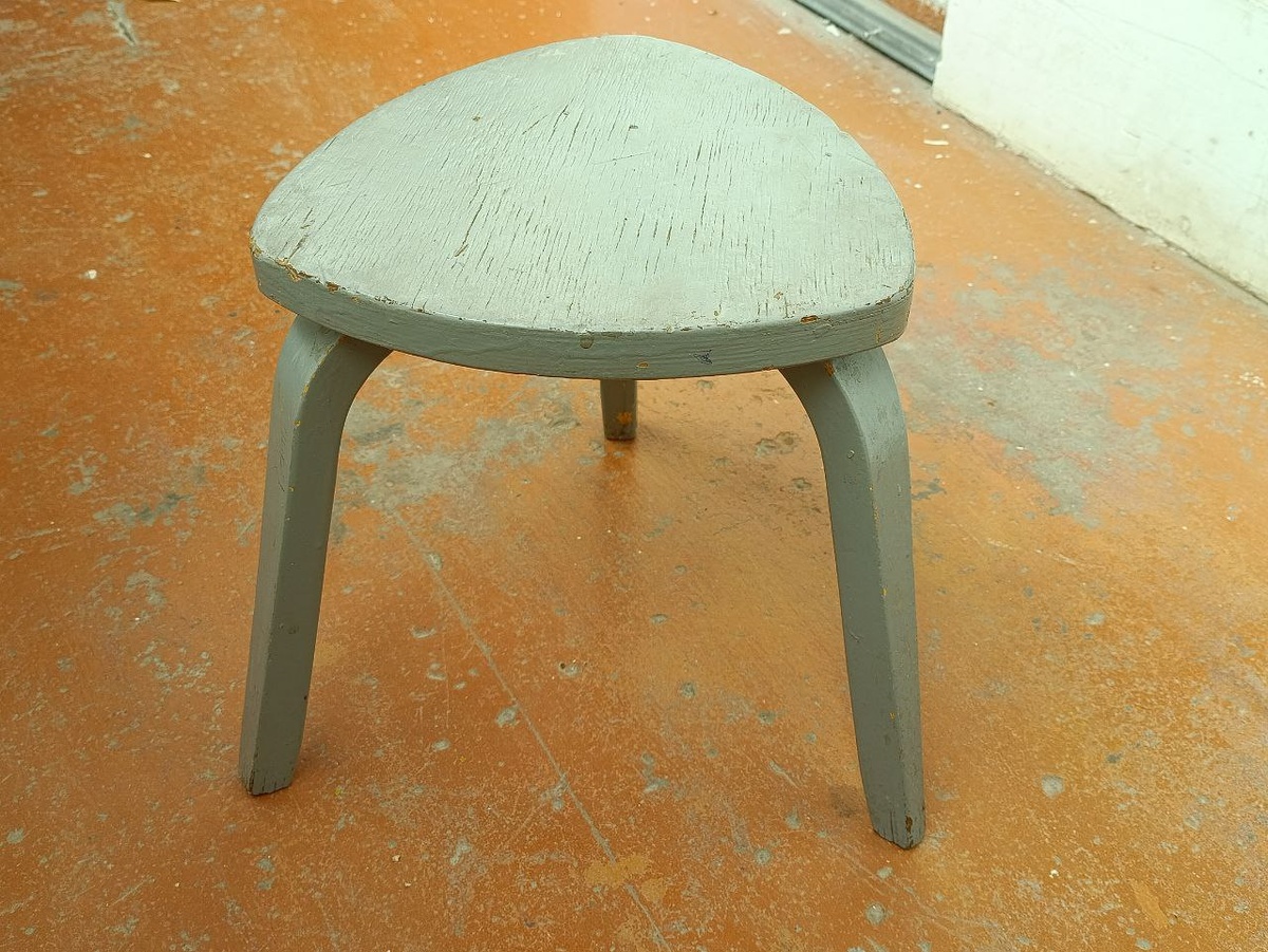 На облезлый пол не смотрите - это мастерская ))