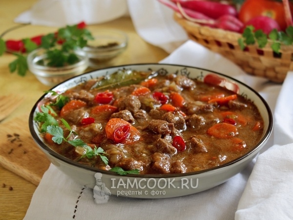Мясо мягкое, а соус густой и насыщенный: гуляш от которого не отказываются и просят добавку