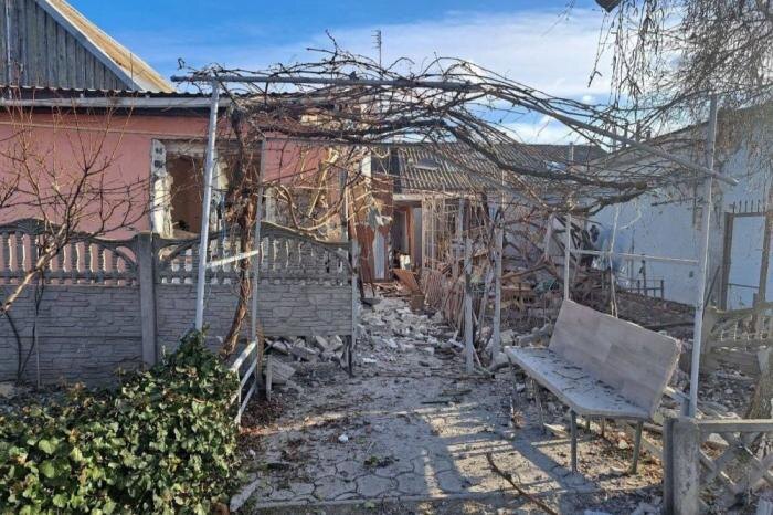 В результате очередного обстрела ВСУ, пострадали двое мирных жителей Новой Каховки. Мужчина с множественными осколочными ранениями, контузией и женщина с осколочным ранением головы. Также в результате удара, разрушено несколько жилых домов и поврежден газопровод, источник – Телеграм-канал Новая Каховка