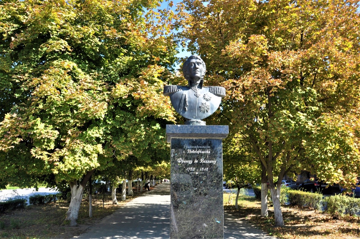Памятник Францу де Воллану на Платовском проспекте.
