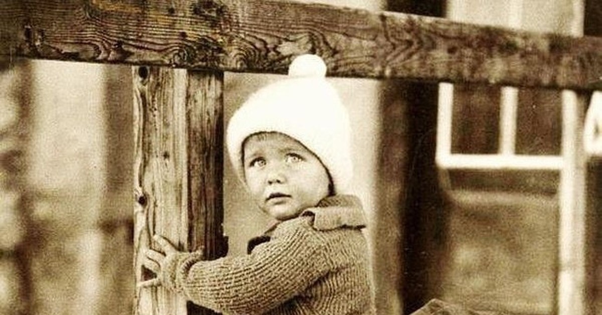 Тут на шапке нет завязок, зато настроение передано верно.