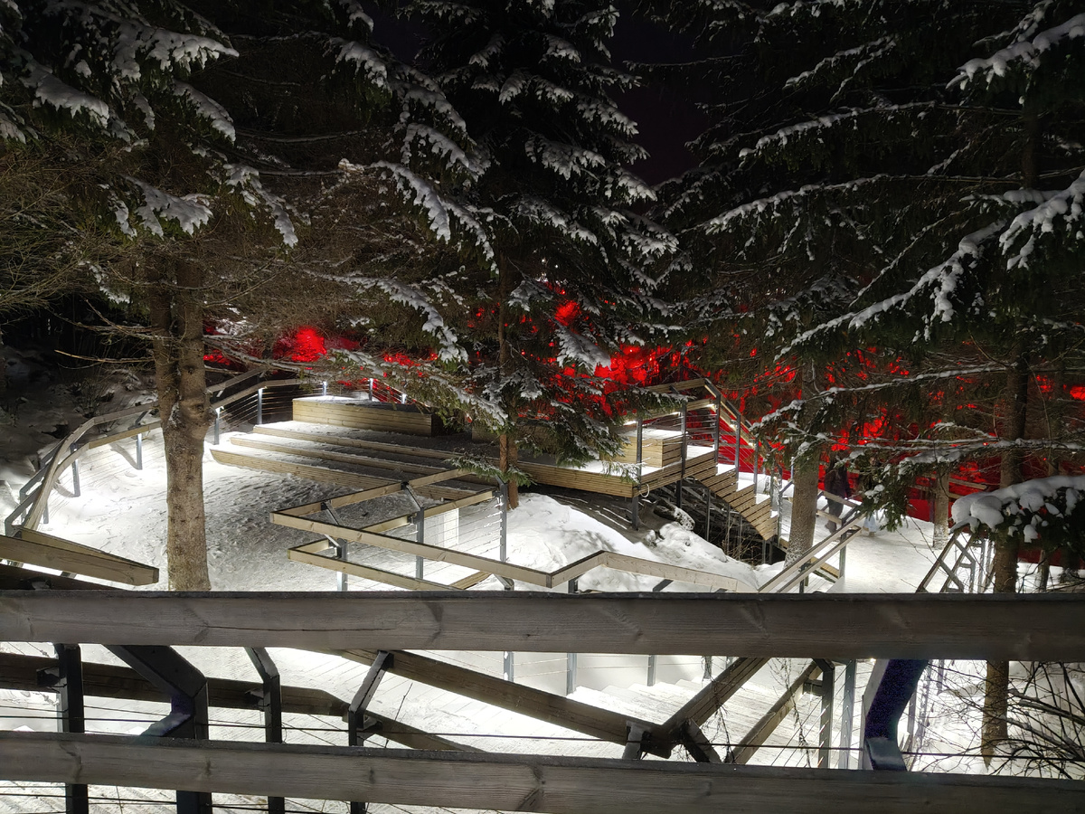 Подсветка в темноте в парке Рускеала (Карелия)