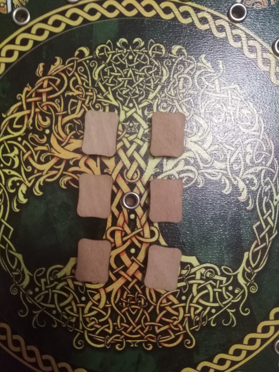 Фото 1. Выберите один из вариантов - верхний, средний или нижний горизонтальные ряды по 2 руны. Фото канала Таро Портал.