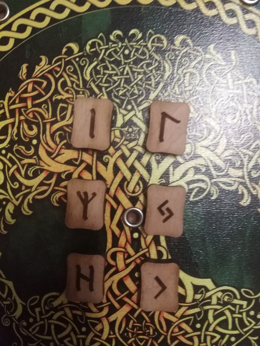 Фото 2. Найдите загаданную пару рун на фото, смотреть сверху вниз слева направо  , по горизонтали . Фото канала Таро Портал.