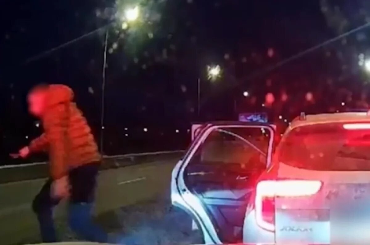    Когда машине прострелили колёса и она остановилась, водитель бросился бежать.