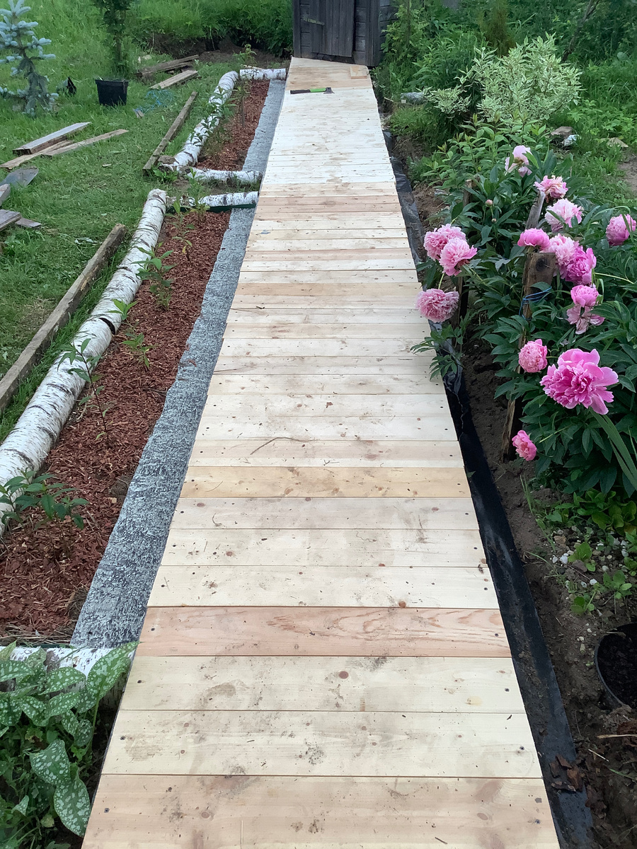 Обновленные мостки в начале лета