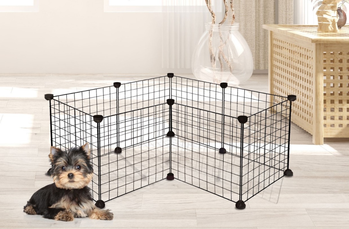 Наличие собственной территории придаст щенку уверенности и смелости при знакомстве с семьей и домом. На фото - сборный вольер-конструктор для собак от бренда Triol. Благодаря независимым секциям, вольеру можно придать удобную конфигурацию и необходимый размер.