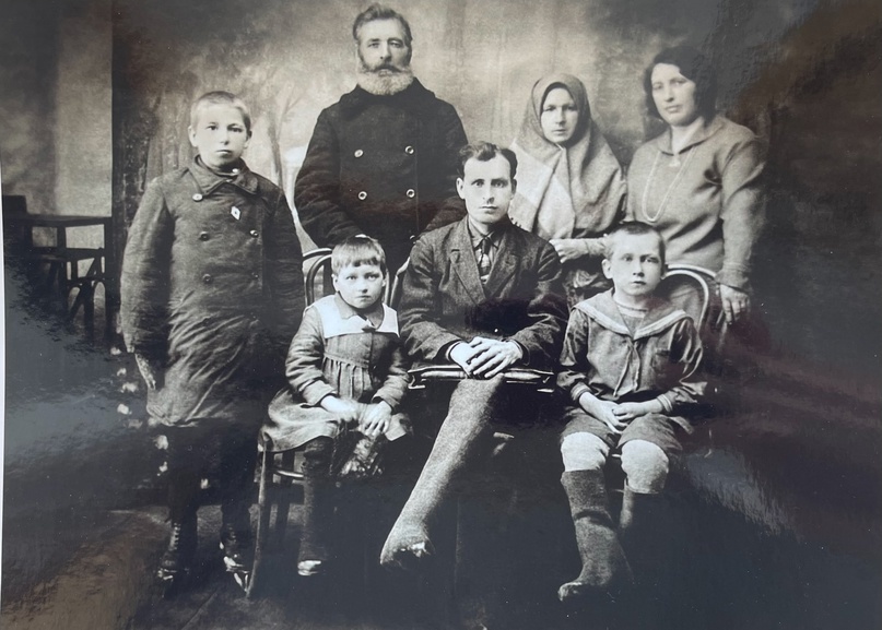  В центе второго ряда Агеевы Алексей и Ксения. Рядом их дочь Мария. В центре муж Марии -  Михаил и их дети