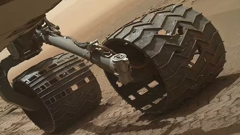 Колеса марсохода Curiosity за эти годы получили повреждения, оставив после себя небольшие кусочки алюминия