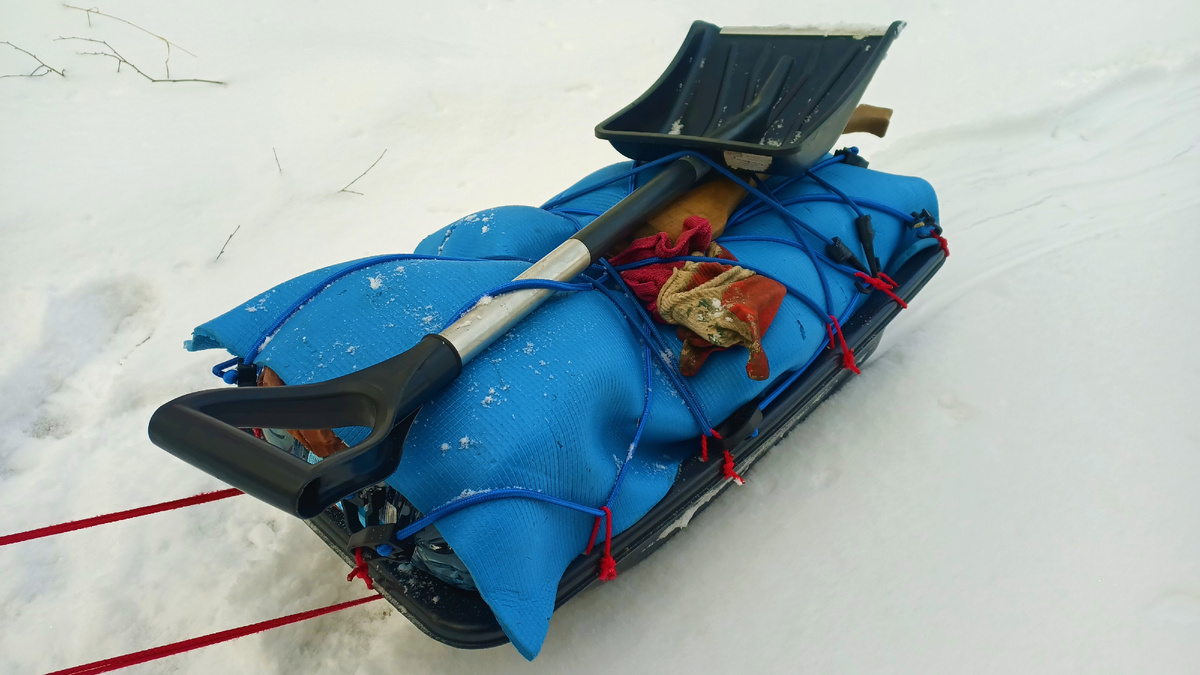 В корыте печь, палатка, котел, сковородка, топор, баклажка воды, ИРП и еще какая-то мелочь.