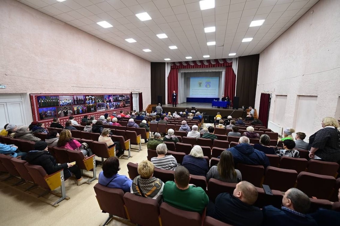 У жителей Лоухского района много вопросов к губернатору А. Парфенчикову. Он ответил на них как смог. 