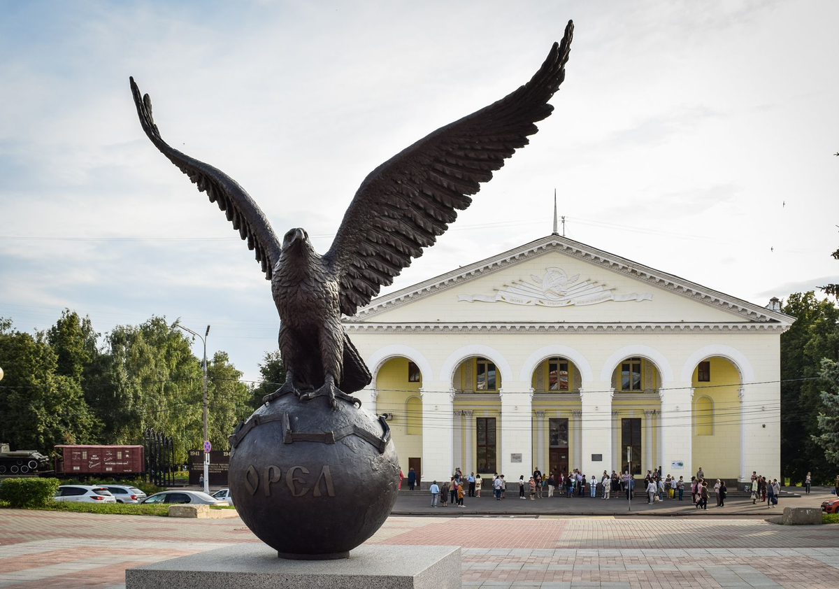 Город Орел скульптура "Орел-основатель"