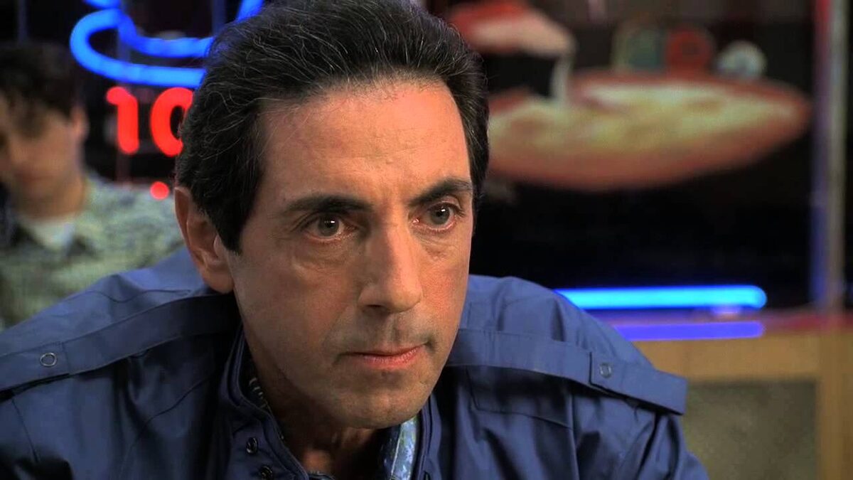 Ричи предложили сэндвич с пармской ветчиной. Кадр из "Сопрано".