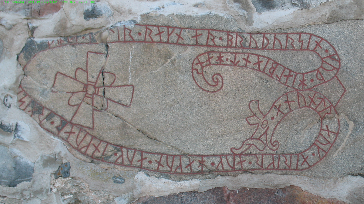 Рунический камень U 517, вмонтированный в стену церкви. 