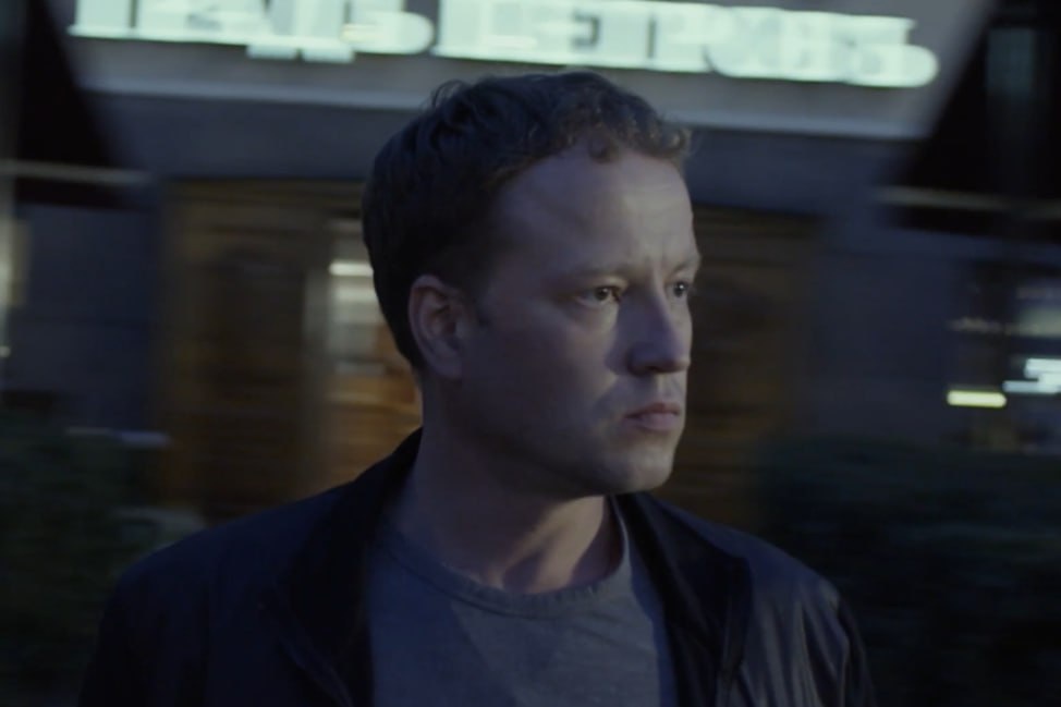 Киллер выбегает из ресторана "Град Петровъ" 