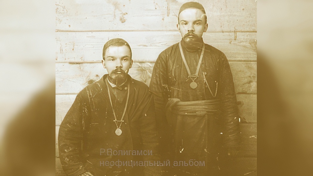 Владимир (сидит) и Сергей Ульяновы. Деревня Такталы Уфимской губернии, 1894 год