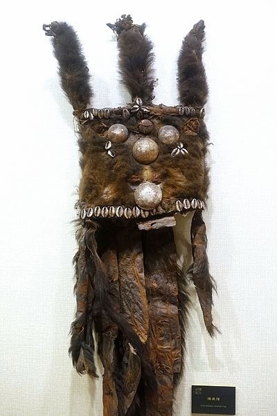 Трёхрогая шапка из шкуры рокселланова ринопитека. Из коллекции музея Сычуаньского университета