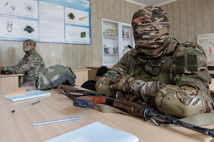    По словам наших источников, в первую очередь в ней смогут принять участие именно ветераны СВО. Действующие участники также смогут участвовать в отборе, но они будут зачислены в резерв образовательной программы и пройдут обучение только после демобилизации.   
Фото: «БИЗНЕС Online»