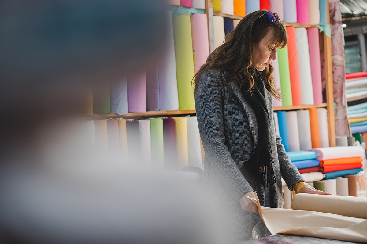 Ирина выбирает ткань на рынке «Лило»
Фото: Станислава Новгородцева для ТД