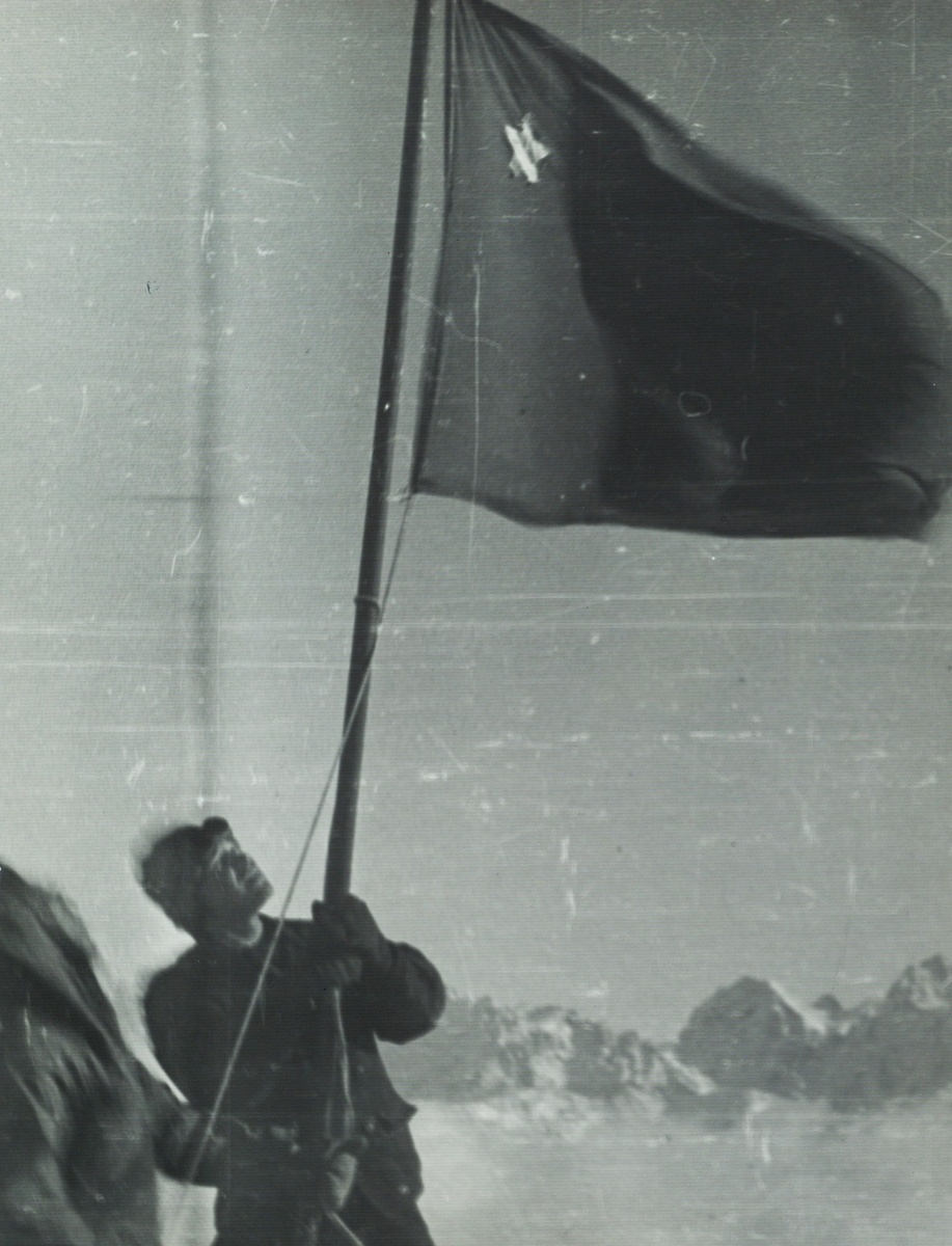 Лейтенант А.В. Багров и лейтенант А.А. Немчинов на вершине Эльбруса 17 Февраля 1943 Н.П. Персиянинов. Музей Победы.