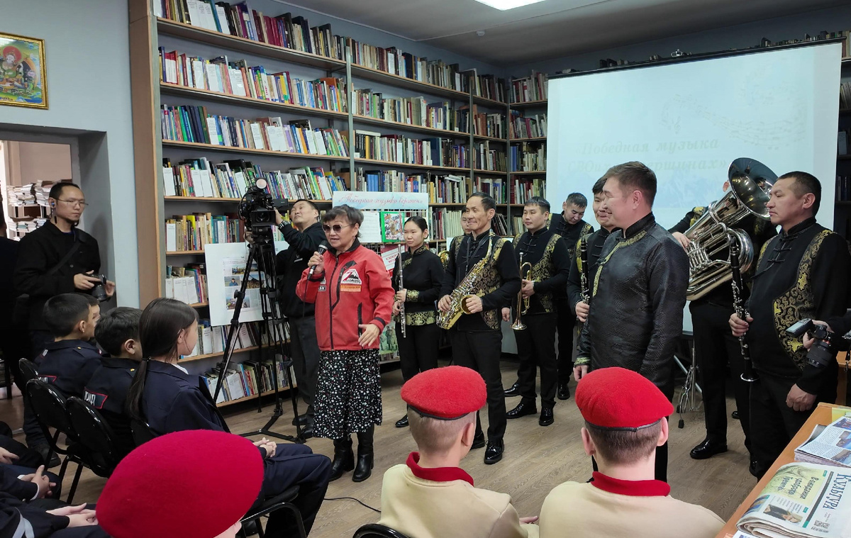 Президент клуба «Вершины Тувы» Мариана Кыргыс и духовой оркестр.