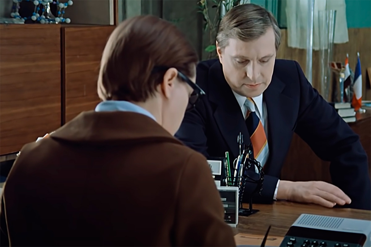 Киноконцерн «Мосфильм» / YouTube📷Кадр из фильма «Служебный роман» (1977), реж. Эльдар Рязанов