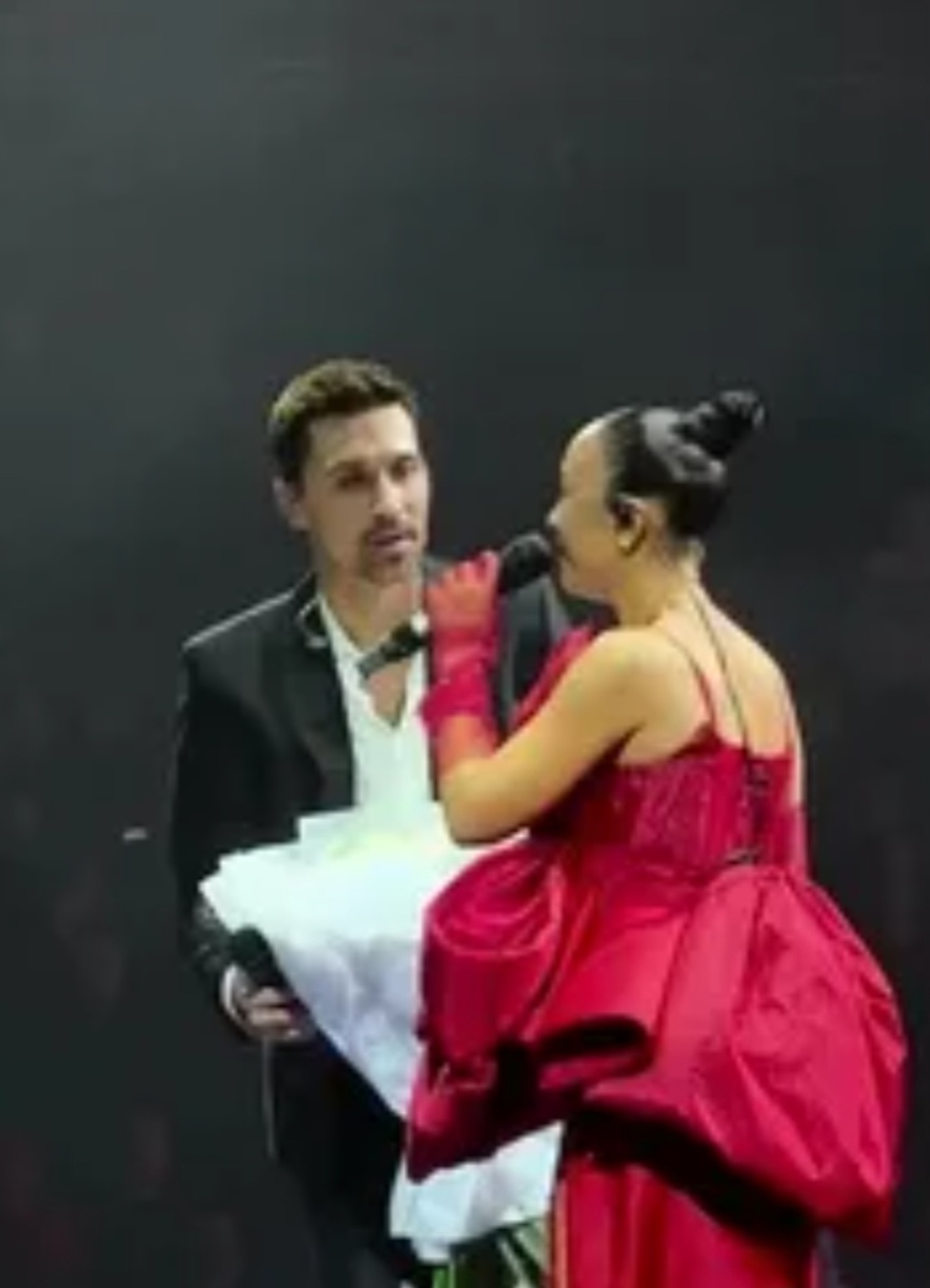 Так сильно еще никто не признавался ему в любви, а он потерял дар речи и даже не мог внятного ничего сказать о своих чувствах. Кто же так делает. Вроде у него столько много хитов на слово "Любовь, люблю", такие как: "Я просто люблю тебя", "Я так люблю тебя", "Это была любовь". А сам даже слов элементарных не может выразить, все молчит. Вроде поет: "Не молчи", а сам наоборот делает, странный какой-то