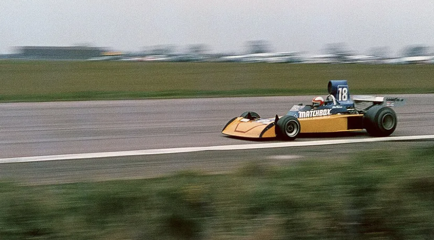 В начале своей карьеры Уотсон боролся за то, чтобы заявить о себе на слабых машинах, таких как Surtees TS16. [Источник: Gillfoto]
