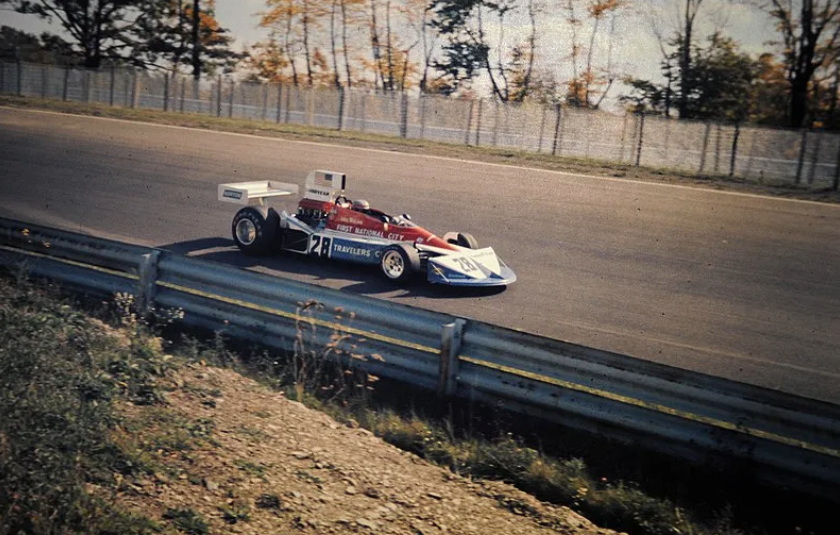 Первый большой прорыв для Уотсона случился в конце 1975 года, когда его пригласили в команду Роджера Пенске вместо трагически погибшего Марка Донохью. [Источник: Кристиан Синклер]
