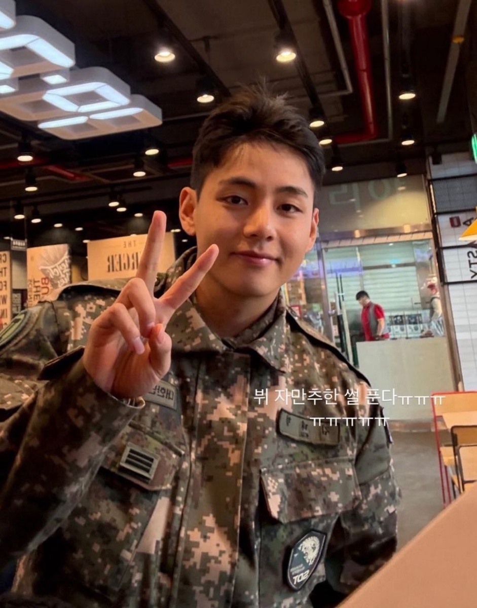 Фото из соцсети: Всем привет! Служу достойно. Ваш Ким Тэхён