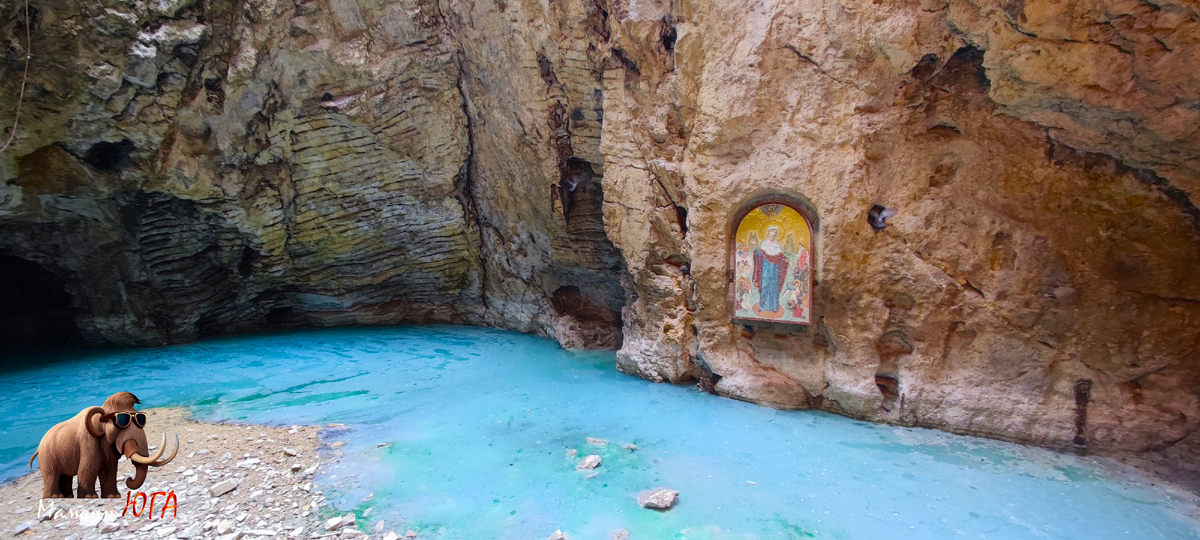 Цвет воды, конечно, потрясающий, а вот пленка на поверхности в 2025 году настораживает