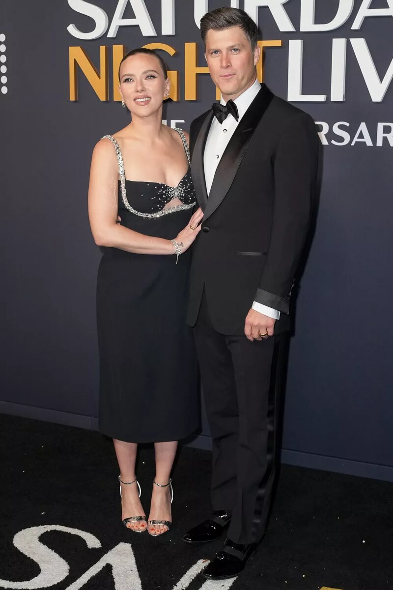 Скарлетт Йоханссон с мужем Колином Джостом. Скарлетт не только посетила вечер, но и выступила в одном из скетчей вместе с Ким Кардашьян (на втором фото) 