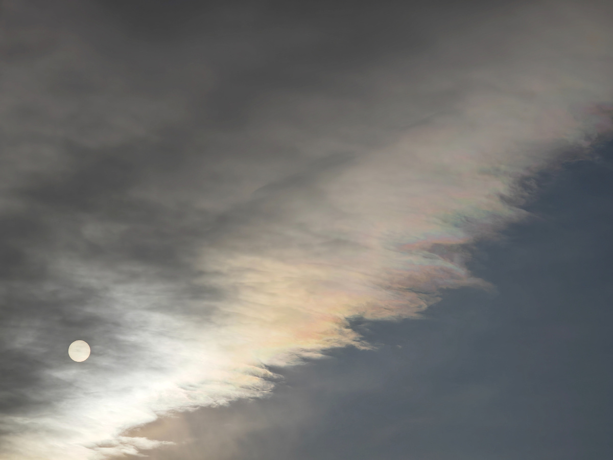 Мое фото. Сегодня было вот такое солнце и потрясающие радужные облака! Спасибо Отцу за такую красоту! Это было восхитительно!!!