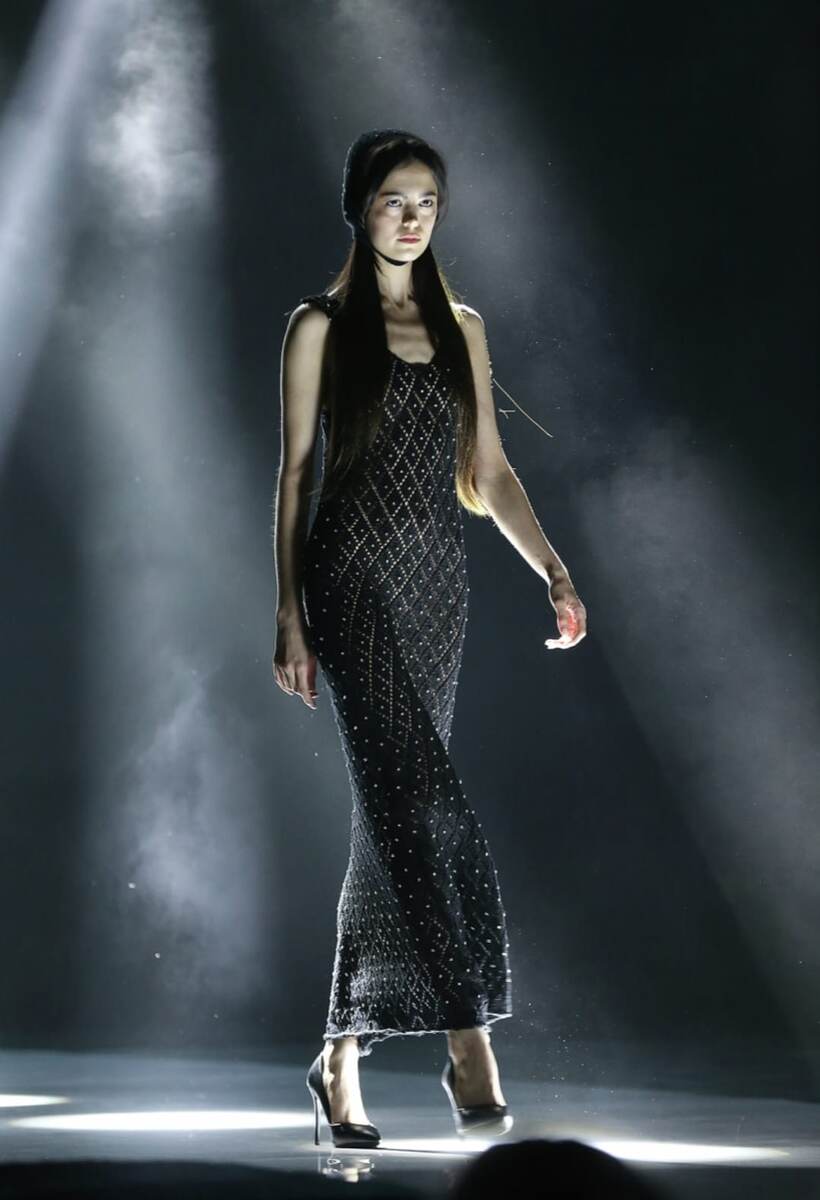 Вязаное хлопковое платье с вышивкой из камней из коллекции Юли (ручная работа)