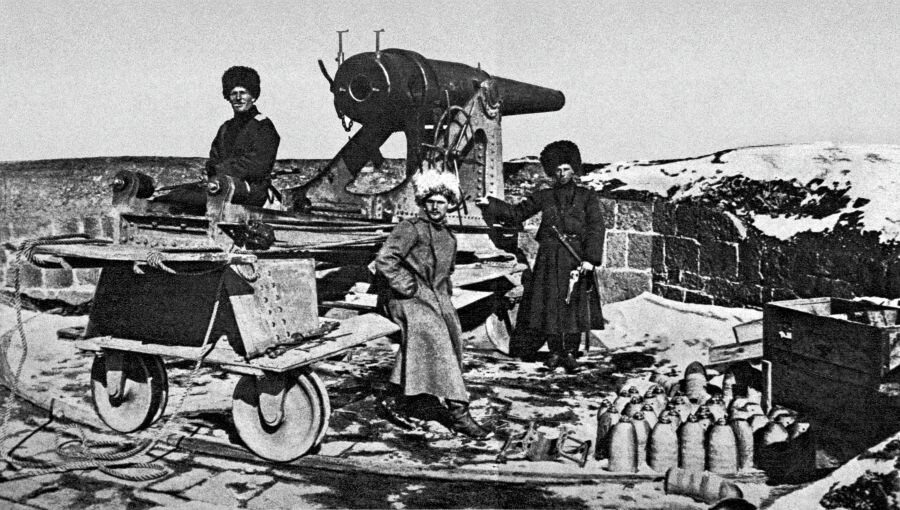    Русские солдаты на привале около боевого орудия после взятия крепости Эрзурум во время Первой мировой войны / Источник: © РИА Новости
