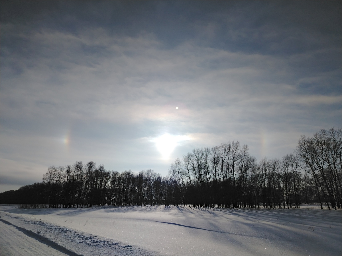Фото солнца между двух радуг 