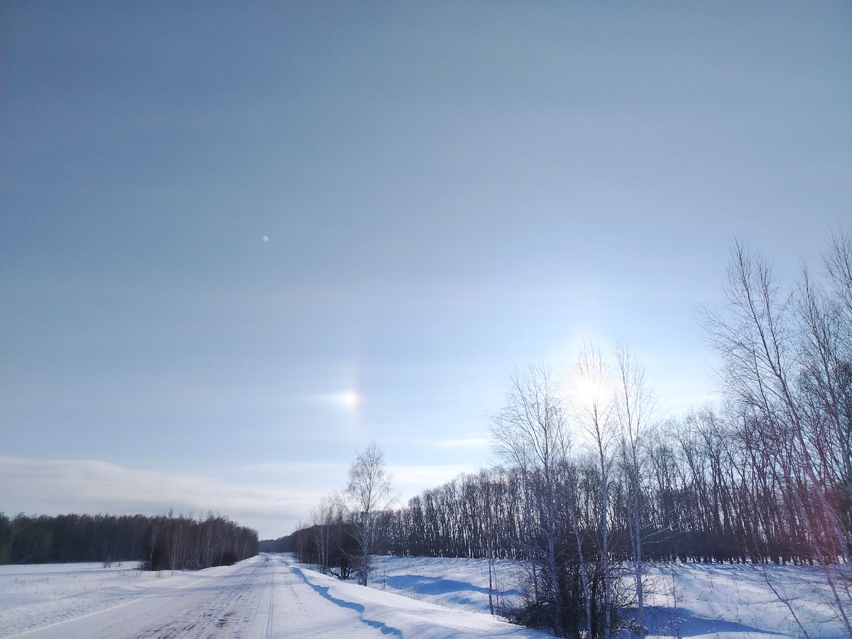 Зимняя радуга по дороге