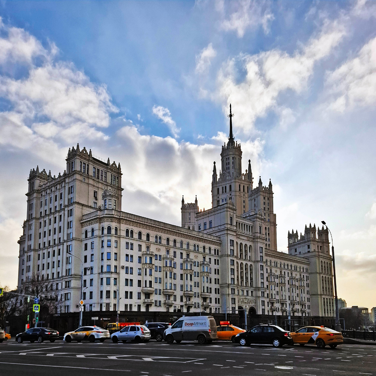 Москва, Котельническая набережная, 1/15. Кинотеатр «Иллюзион» с левого торца. Фото автора.