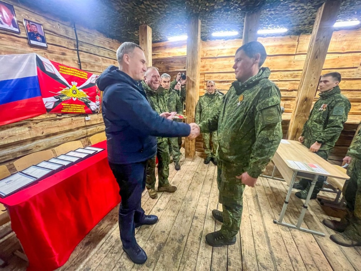    Руслан Кухарук наградил бойцов из Югры орденами и медалями