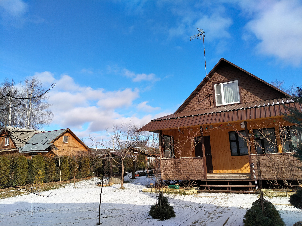 Наше крылечко и дом соседа . февраль 2025. Фото автора @Маша Генералова