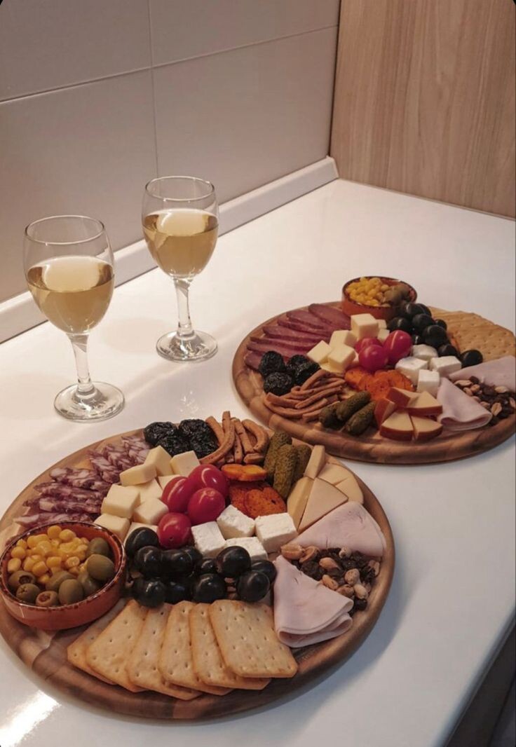 Сервирова закусок на блюдах для пиццы