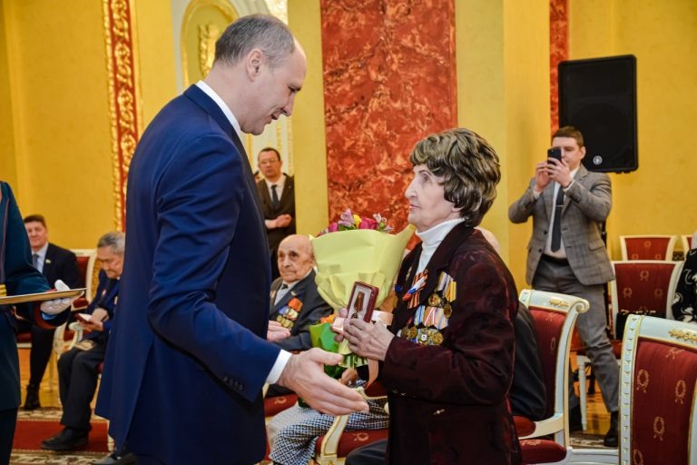    Денис Паслер вручил юбилейные медали ветеранам ВОВ Оренбуржье