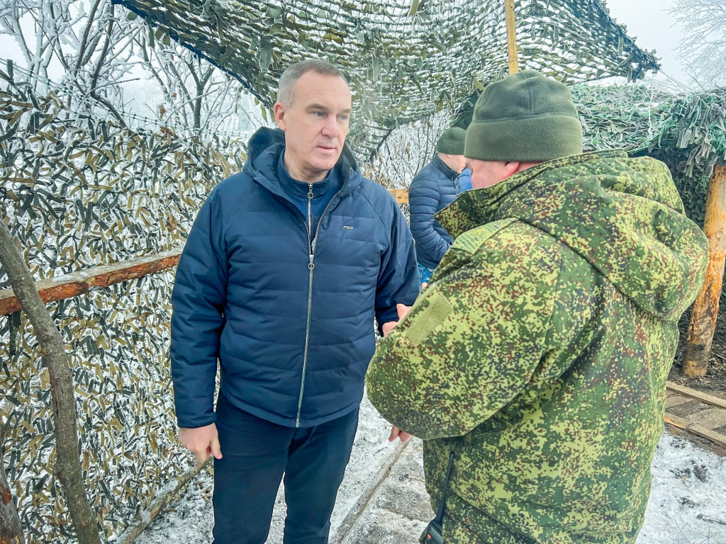    Губернатор Руслан Кухарук вручил награды бойцам на передовой