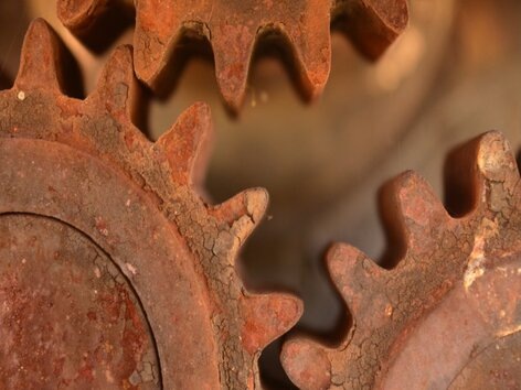 Результат воздействия воды на запчасти косилки