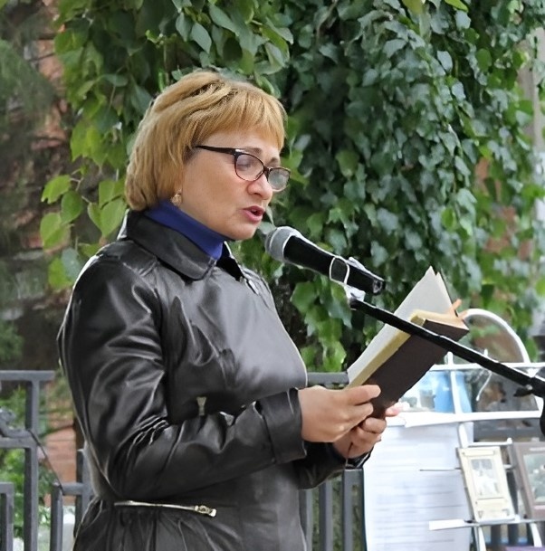 Н.А. Сиволапова читает свои стихи на «Книжной ярмарке» в День земли Балахнинской.