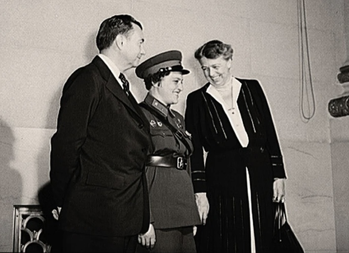 Людмила Павличенко (в центре) во время встречи с супругой президента США Элеонорой Рузвельт. 