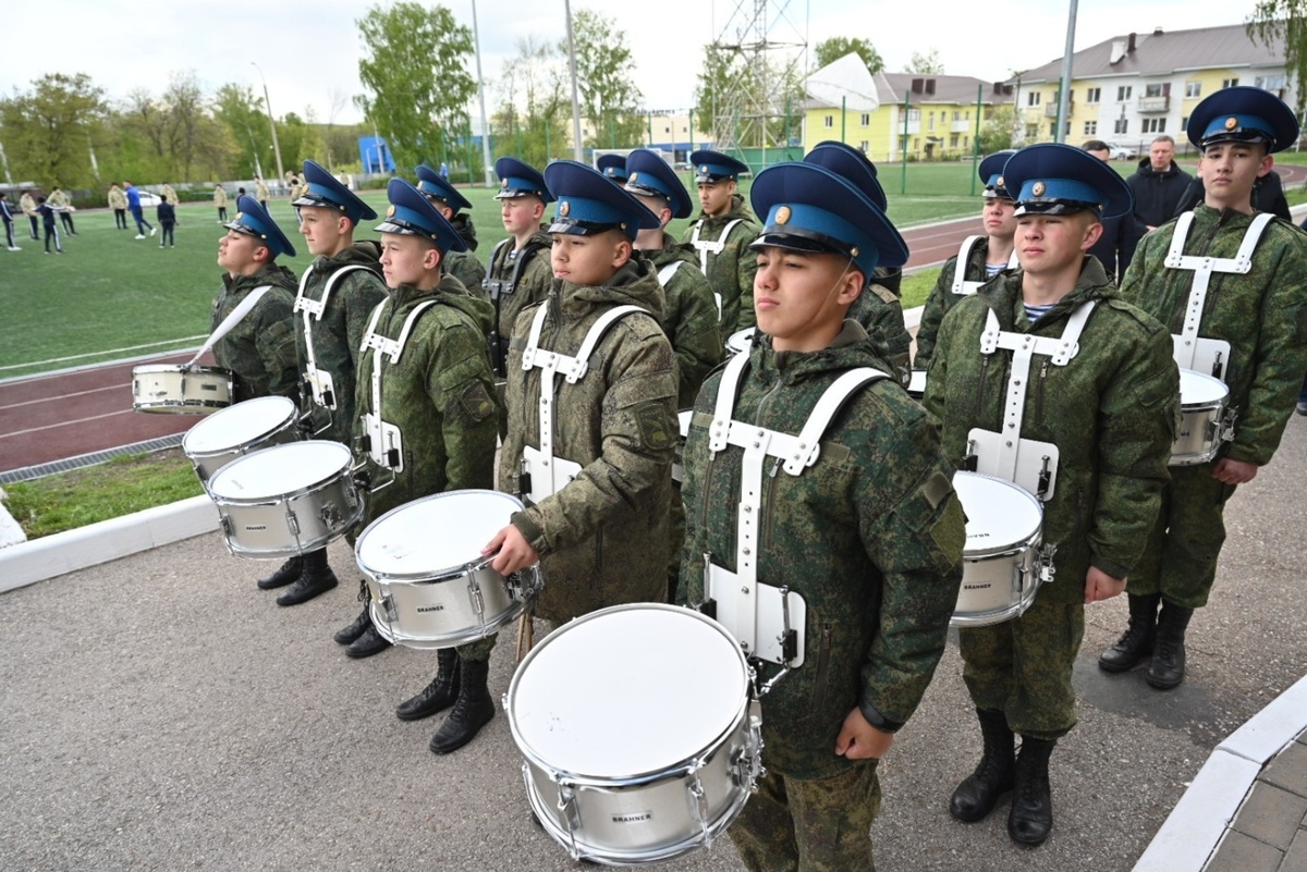 Кадеттар (Сығанаҡ: bashinform.ru/news/social/2025-02-17/v-bashkirii-otmechayut-den-kadeta-4124291)
