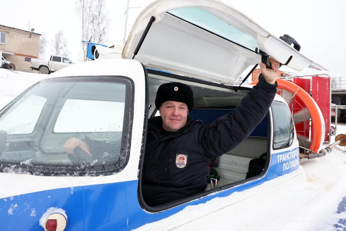    Инспекторы используют в работе снегоходы и суда на воздушной подушке