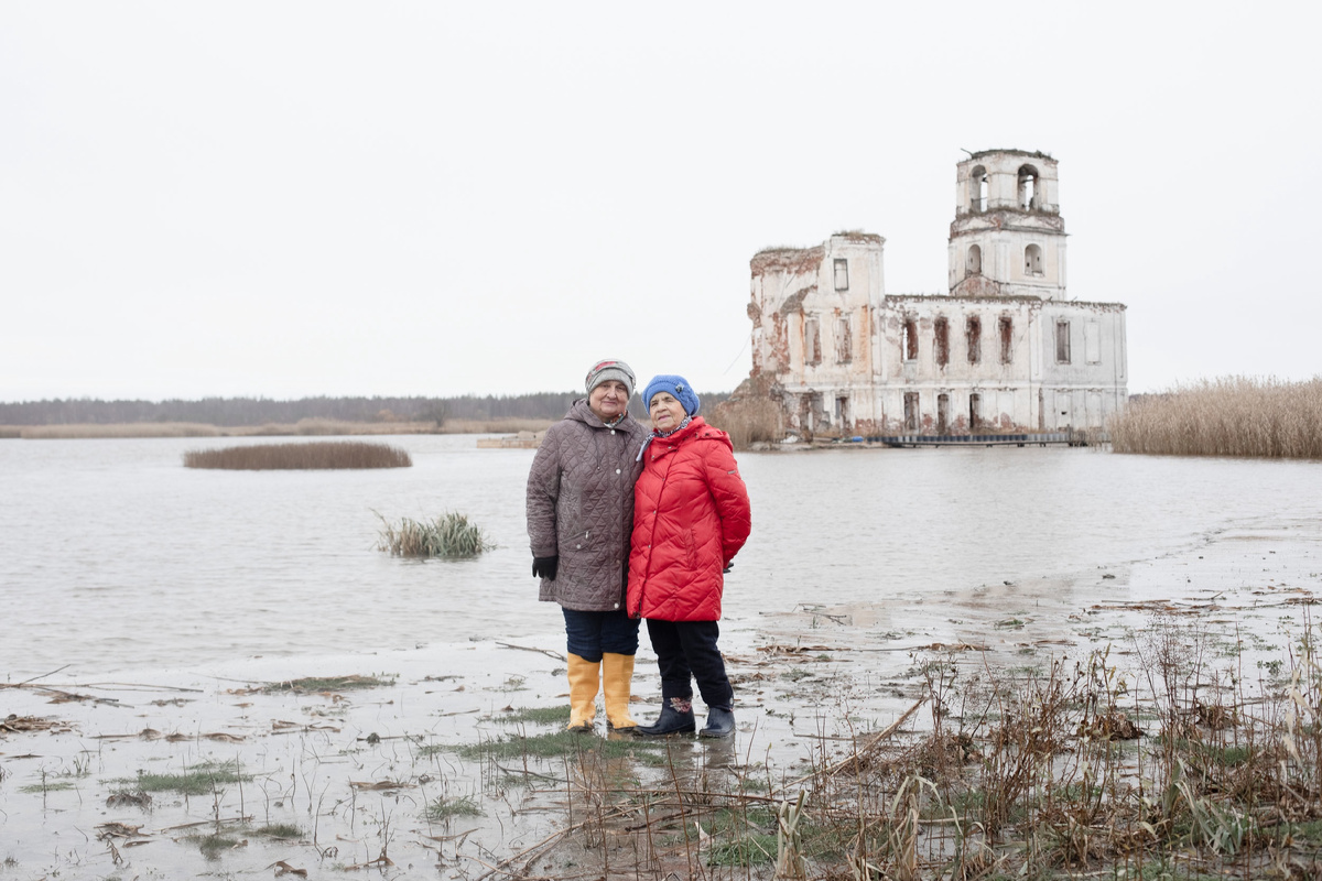Галина Сергеевна Коварда (Порошина) и Ангелина Ивановна Рыстакова в Крохино осенью 2021 года